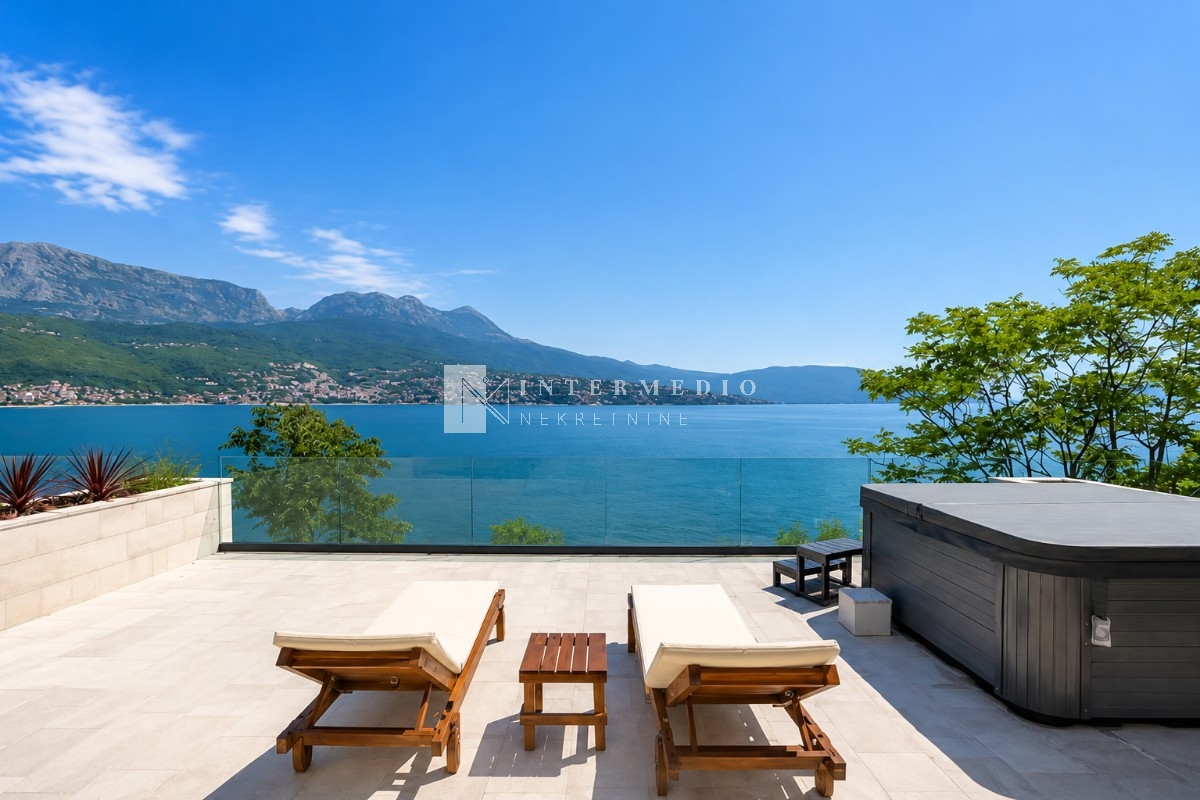 Luksuzan dvosoban stan na prvoj liniji mora – Njivice, Herceg Novi
